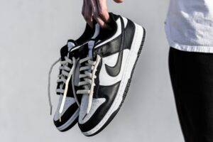 Schwarz-weißer Nike Sportschuh