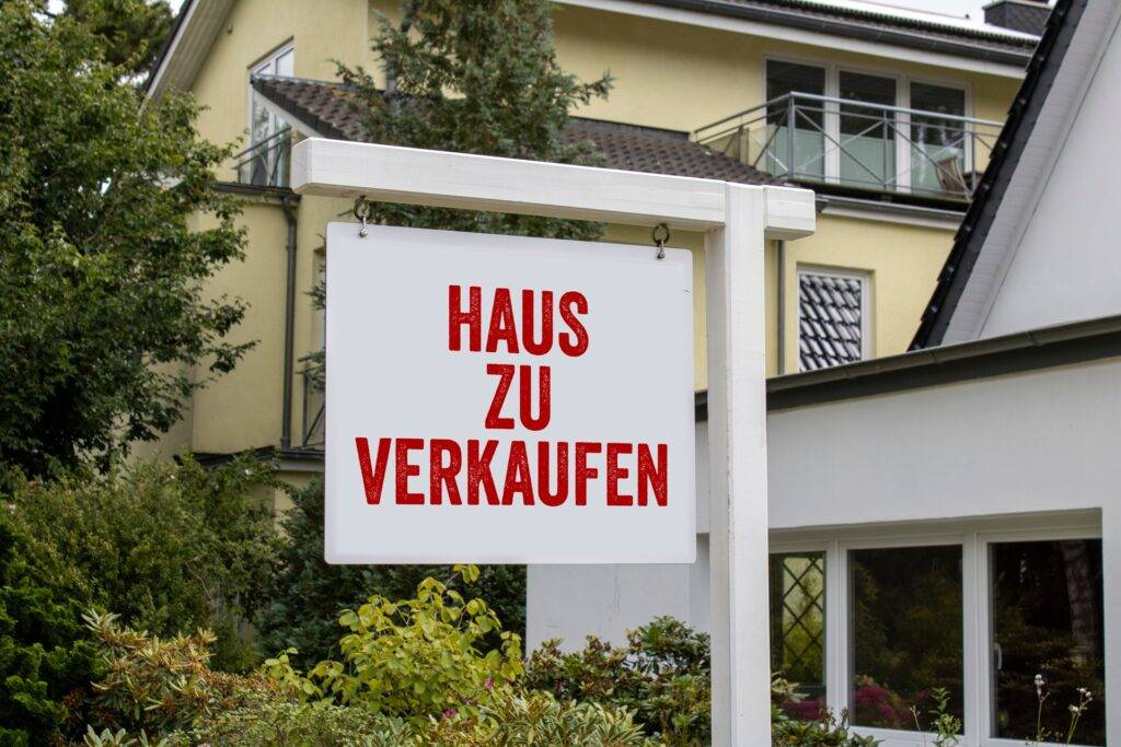Schild vor Einfamilienhaus | Immobilienbewertung Stuttgart