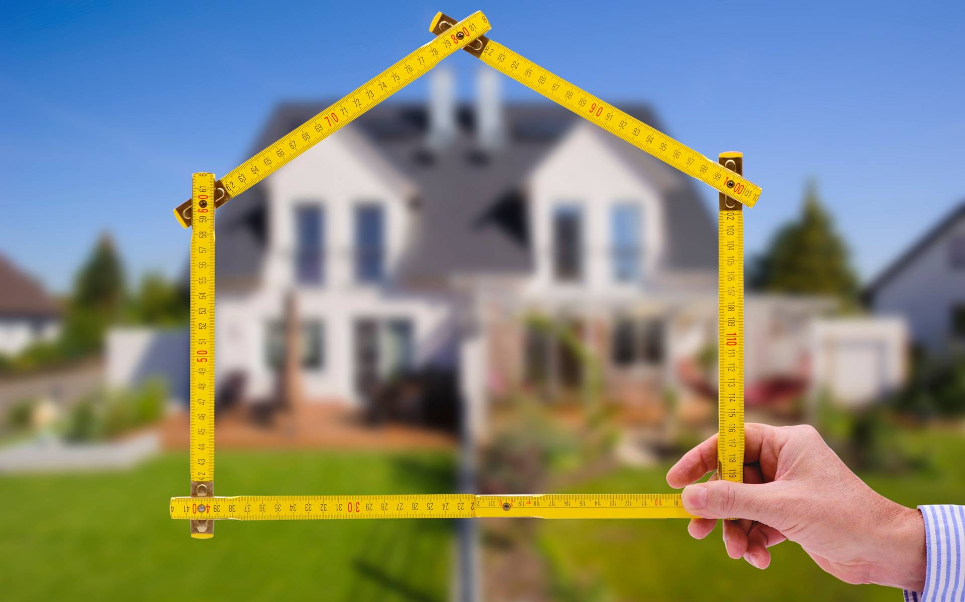 Hausvermessung mit Maßband | Immobilienbewertung Stuttgart

