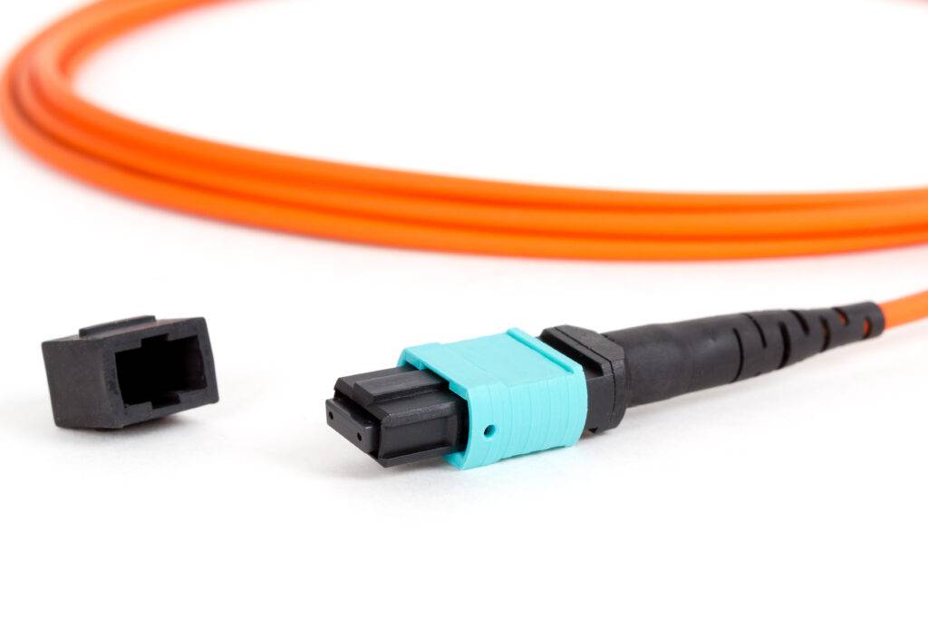 MTP Kabelstecker mit orangefarbenem Glasfaserkabel fuer Rechenzentren