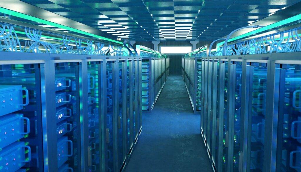 Serverracks im Rechenzentrum mit strukturierter MTP Glasfaserverkabelung