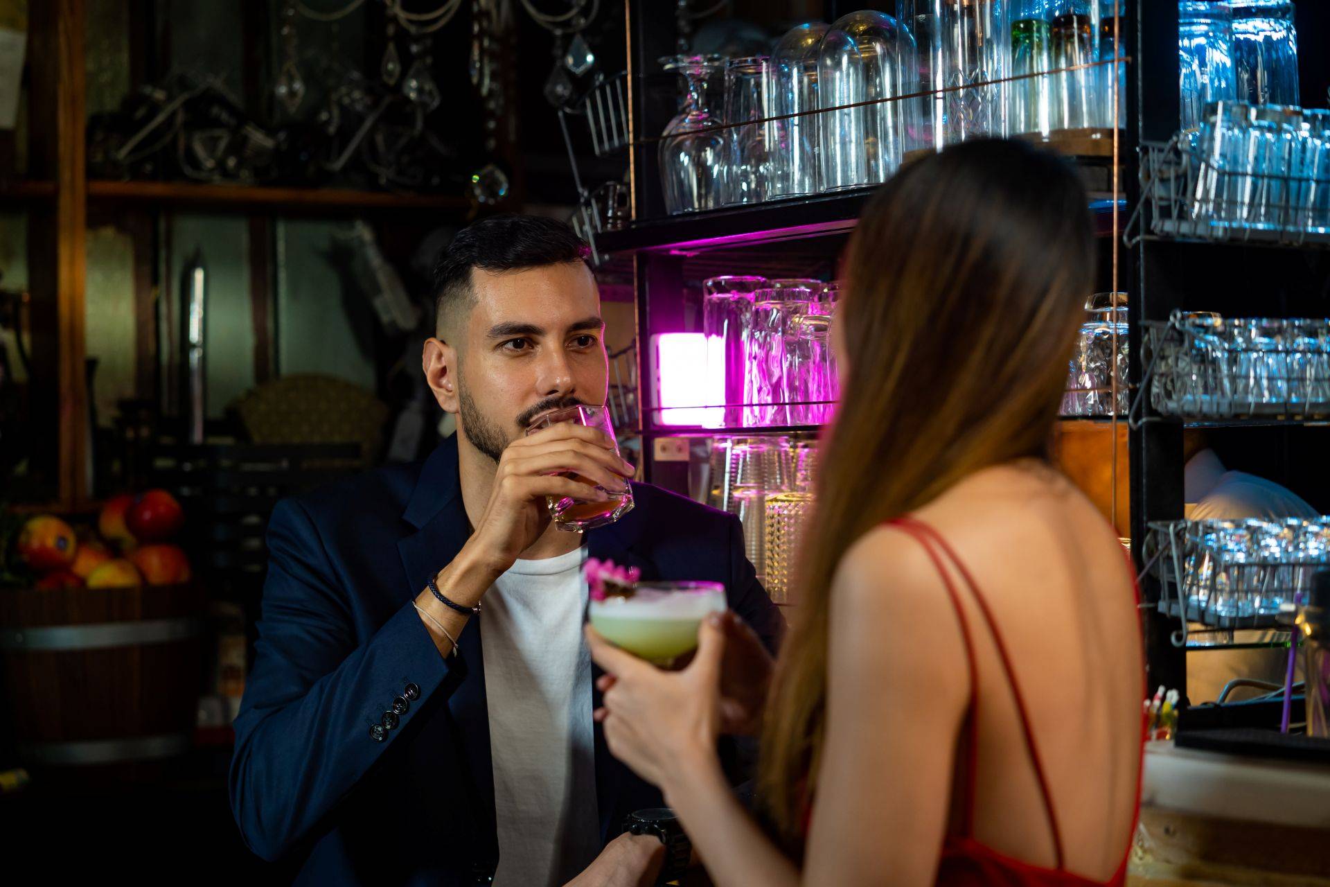 Mann und Frau in eleganter Bar in Berlin bei Cocktails – Szene für stilvolle Abende und Begleitung über Escort Berlin