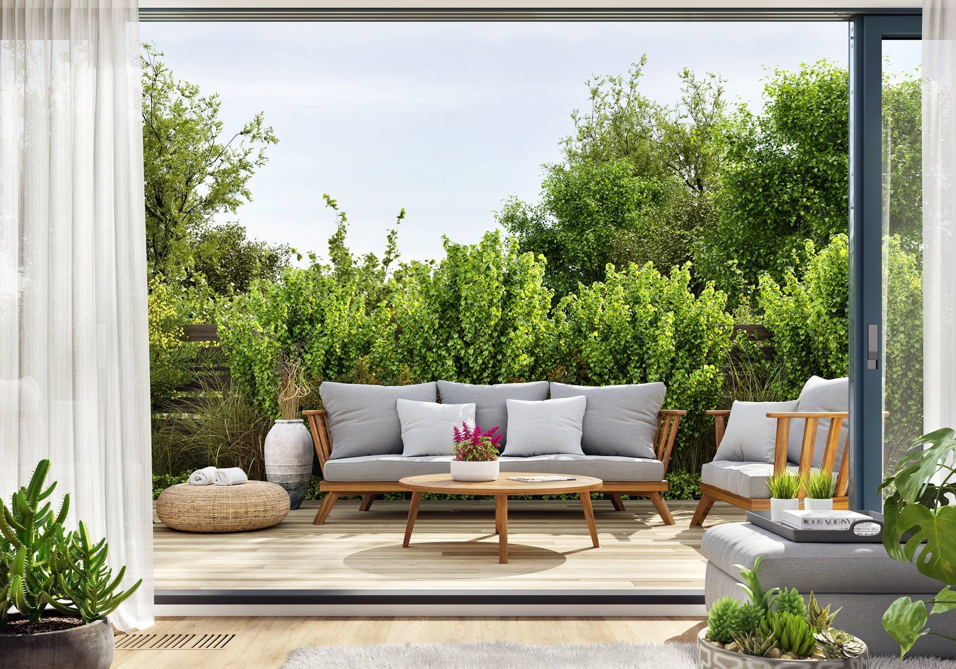 Terrasse mit Pflanzen und offenem Übergang zum Wohnbereich | Sonnenschutz Markisen